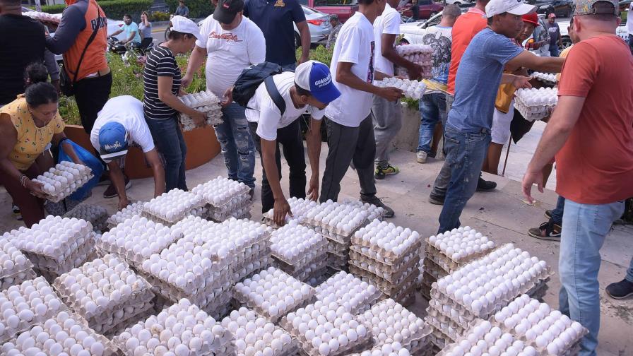 sumundotv's tweet photo. Regalan miles de huevos por alegada exclusión a productores por cierre fronterizo #sumundodigital #Regalan #huevos #productores #cierrefronterizo #sumundotv
https://t.co/Nt0mMlGL8o https://t.co/ZlqmuedYIj