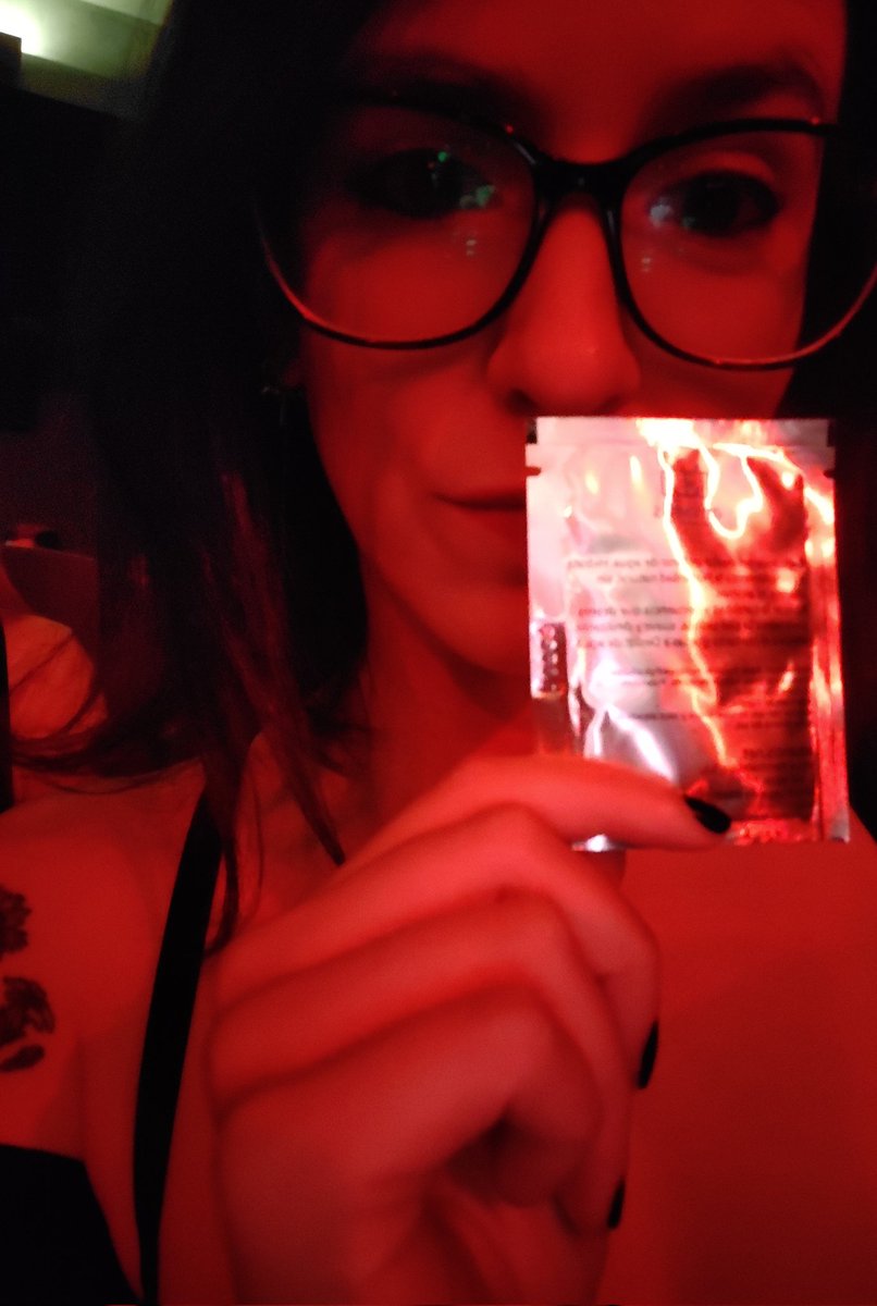 msalvadortato's tweet photo. La querida @ItziarCastro presenta corto (que distribuimos felizmente desde #DistributionwithGlasses) y como sabe COSAS, te regala un sobrecito de lubricante con la entrada. ❤️‍🔥 #lacita @amantis_net https://t.co/IqTr3tt4H3