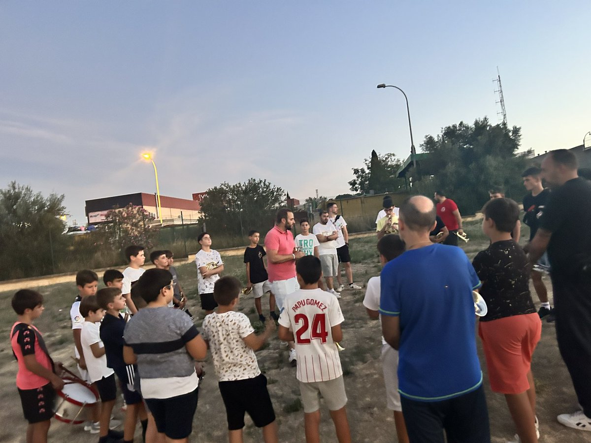 bdelosremedios's tweet photo. Primer ensayo de nuestra Banda Juvenil Santiago Apóstol.
Comenzamos una nueva andadura con muchas ganas e ilusión.
Que suene la plaza…
#SuenaLaPlaza #BandaJuvenil
#XVAniversario #CastillejaDeLaCuesta #SantiagoApostol #Ilusion #Trabajo #CCYTT https://t.co/IlUQTrqeBp