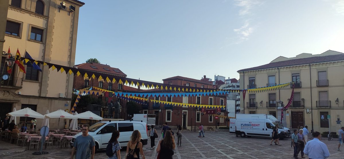 LeonAyto's tweet photo. #LeónEsp se viste para acoger el Mercado Medieval de las Tres Culturas. Las calles toman color en #SanFroilánLeón2023 y se convertirán en un recinto de tradición. La cita: del 4 al 8 en la Plaza de San Isidoro y zonas adyacentes. https://t.co/v03qjuGTXJ