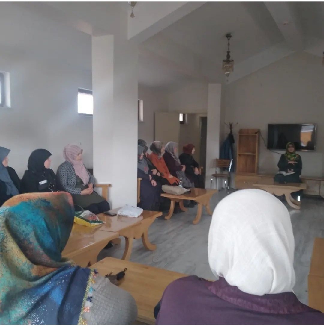 Kadın Kültür Evimizde İl Müftülüğü'nden ADRB Vaizi Bilge UÇAR tarafından "Peygamberimiz, İman ve İstikamet" ile ilgili eğitim gerçekleştirilmiştir. Hocamıza ve katılan kadınlarımıza teşekkür ederiz. <a href="/kubrayigitbasi/">Doç. Dr. Kübra Güran Yiğitbaşı</a> <a href="/AfyonValiligi/">T.C. Afyonkarahisar Valiliği</a> <a href="/afyonmuftulugu/">Afyonkarahisar İl Müftülüğü</a> <a href="/memduhkus/">Memduh Kuş</a> <a href="/afyonkulturevi/">Afyonkarahisar Kadın Kültür Evleri</a>