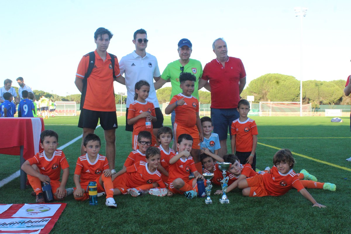 villadesimancas's tweet photo. 🏆 𝐕𝐈𝐋𝐋𝐀 𝐃𝐄 𝐒𝐈𝐌𝐀𝐍𝐂𝐀𝐒 𝐂𝐔𝐏

Campeón y subcampeón en categoría Prebenjamín 2017

¡Enhorabuena, @CDParquesol! ¡Increíble trabajo, @CanteraGTF! 👏🏼

#SimancasAlmayOrgullo https://t.co/FEzjXTnWcV