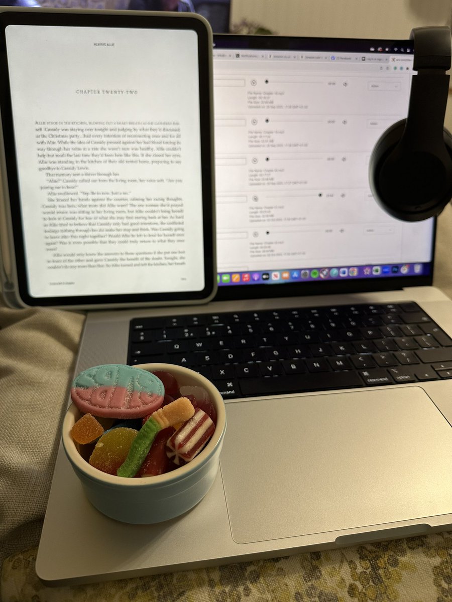 MelissaTereze's tweet photo. BEST. NIGHT. EVER. 

Friggin’ love my job! So what if I’ll be whizzing off my tits with all the sugar later 🤪

Kate has KILLED IT! ❤️

#amproofing #lesfic #audio #sapphic #lesbianromance #wlw #alwaysallie https://t.co/Gc0ujl1cIX