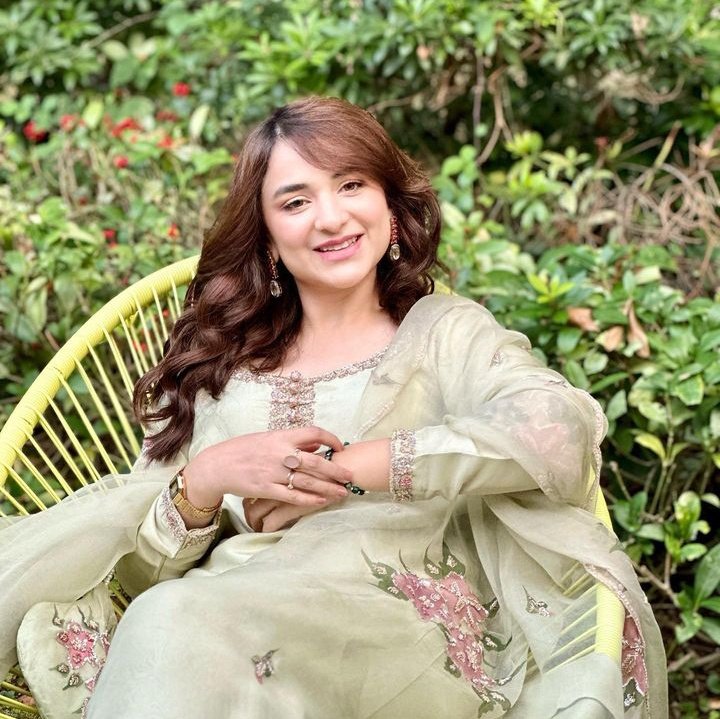 Jiaharrington's tweet photo. Why i respect her? She has the courage to showcase her country's culture at the best. Touring the world, collecting donation for Imran Khan's shaukat Khanum hospital while wearing most beautiful traditional clothes where other's must have chosen western❤️ love you #yumnazaidi https://t.co/P2ruFG10or