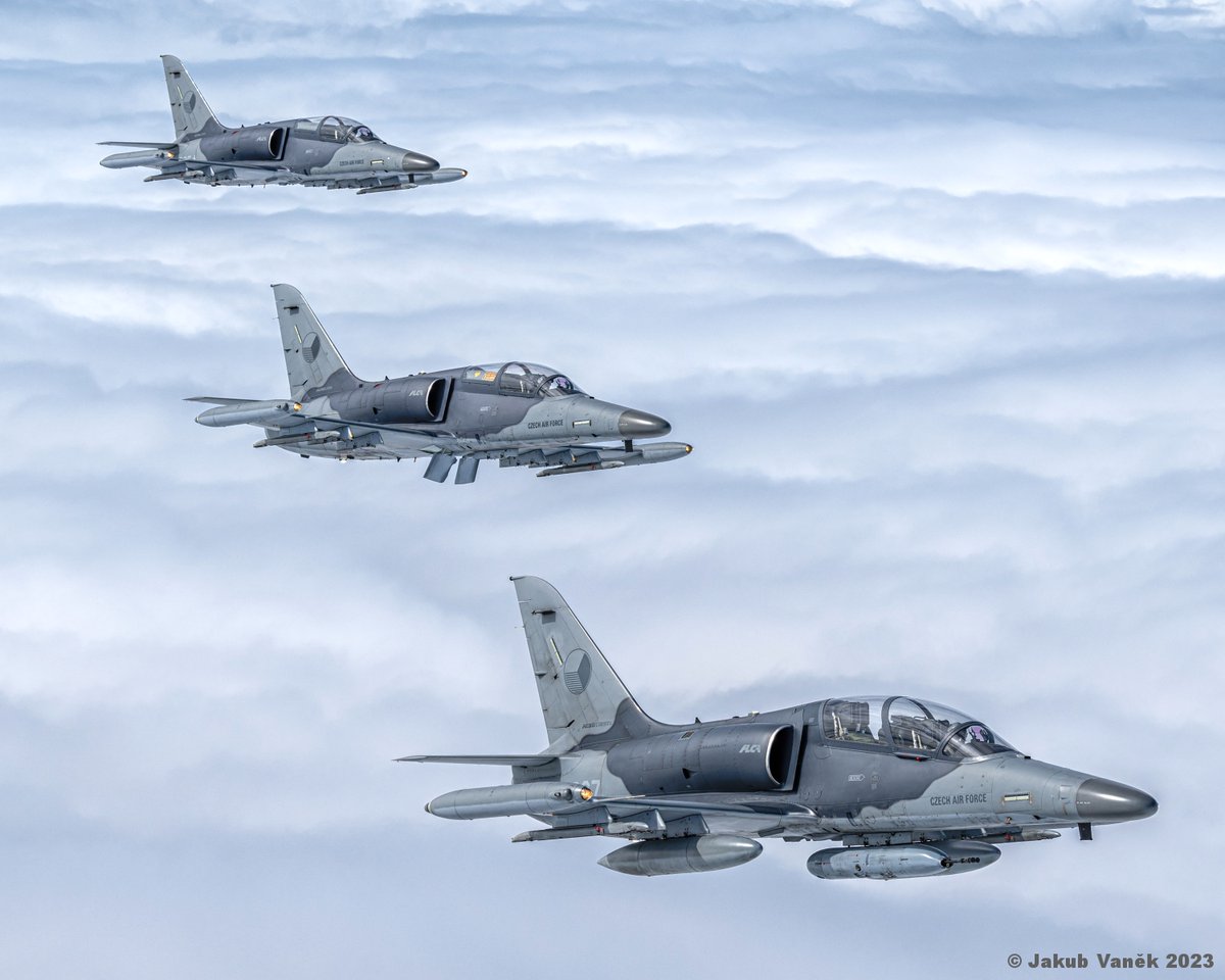 jakub_vanek's tweet photo. Nice line up of Czech Air Force Aero L159A Alcas from 212. squadron, on the way to the Nato Days 2023 airshow.
#czechairforce #air2air #NATODAYS #NATODAYS2023 #aviationphotography #L159 #L159Alca #alca #aerovodochody https://t.co/OfrleNCspw