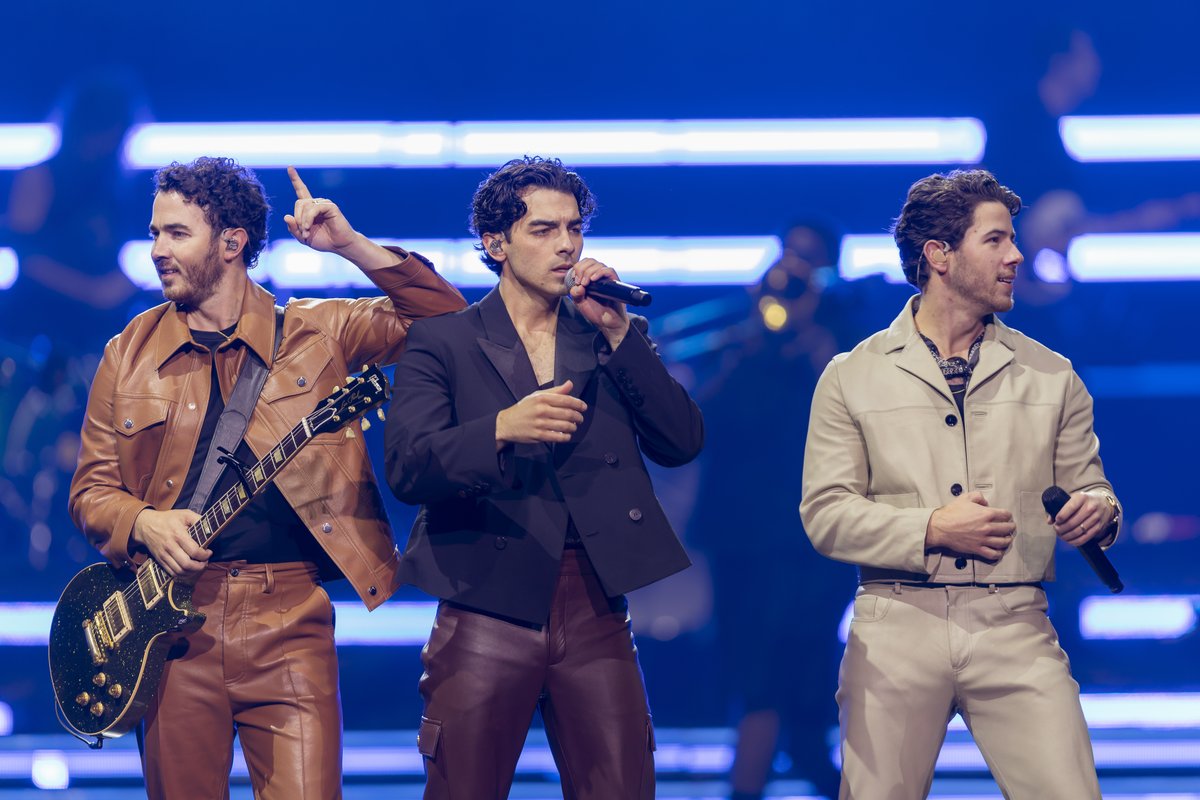 Took a trip to the Year 3000 with the <a href="/jonasbrothers/">Jonas Brothers</a>🤩

Can’t wait to do it all over again on October 18! 

🎟️: bit.ly/44MtfM5 

10.01.23 | 📸: <a href="/photorushin/">📸 Terence RUSHin 📸</a>