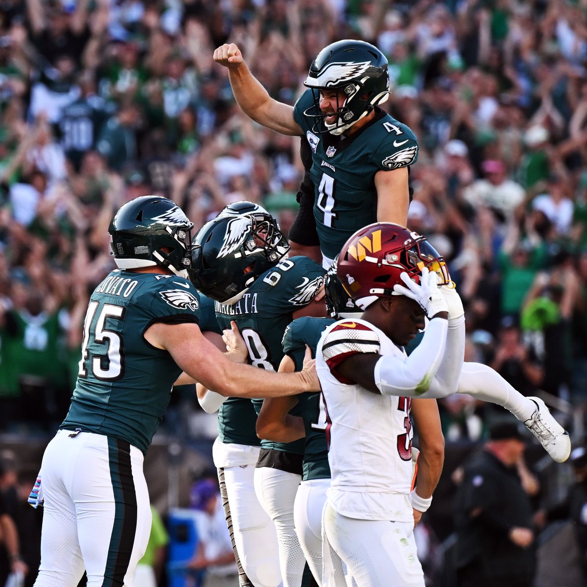 Eagles's tweet photo. 2 pictures that give off the same energy 😭 https://t.co/PHhOXLjkiR