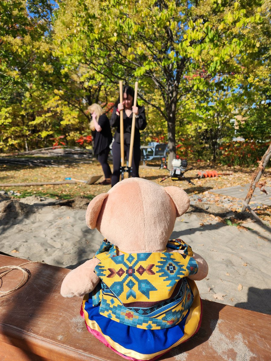 NookaaO's tweet photo. It is a beautiful day to work on the lodge with @ISWK_LU. #evergoodulul #workingontheland https://t.co/wg320aCI0v