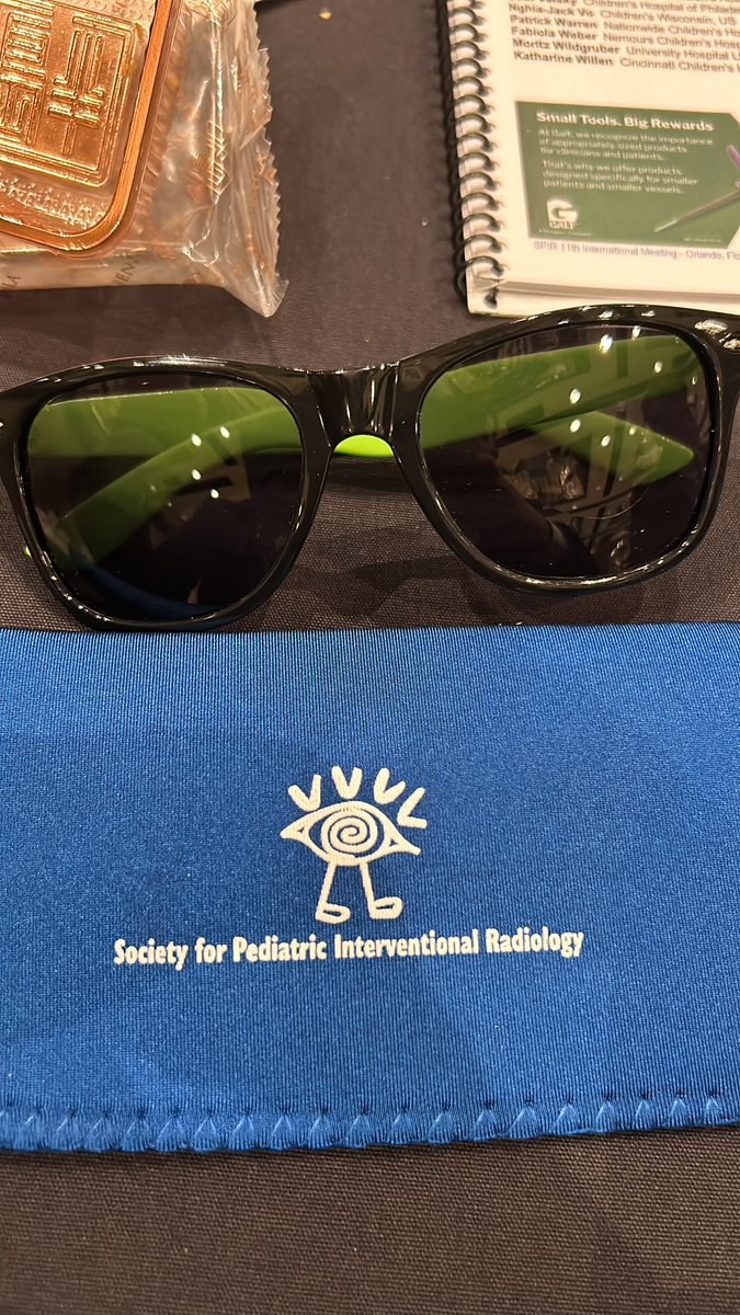 Great first session “ #pedsir around the world” , it was great to share the presentation with @irhkch @AnneMarieCahil5 and ale gasparetto. @socpedsir 2023 thank you for the cool shades