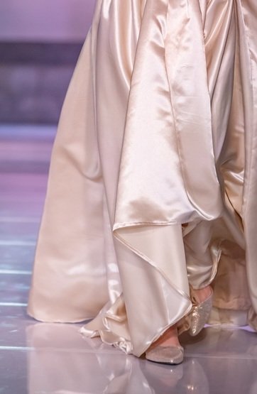 nina_m_renner's tweet photo. Details from two of my looks on the runway ๐งท
#fashion #FashionWeek #graduateshow #fashiondesign #modeling #fashionshow https://t.co/Iqyso87LH9