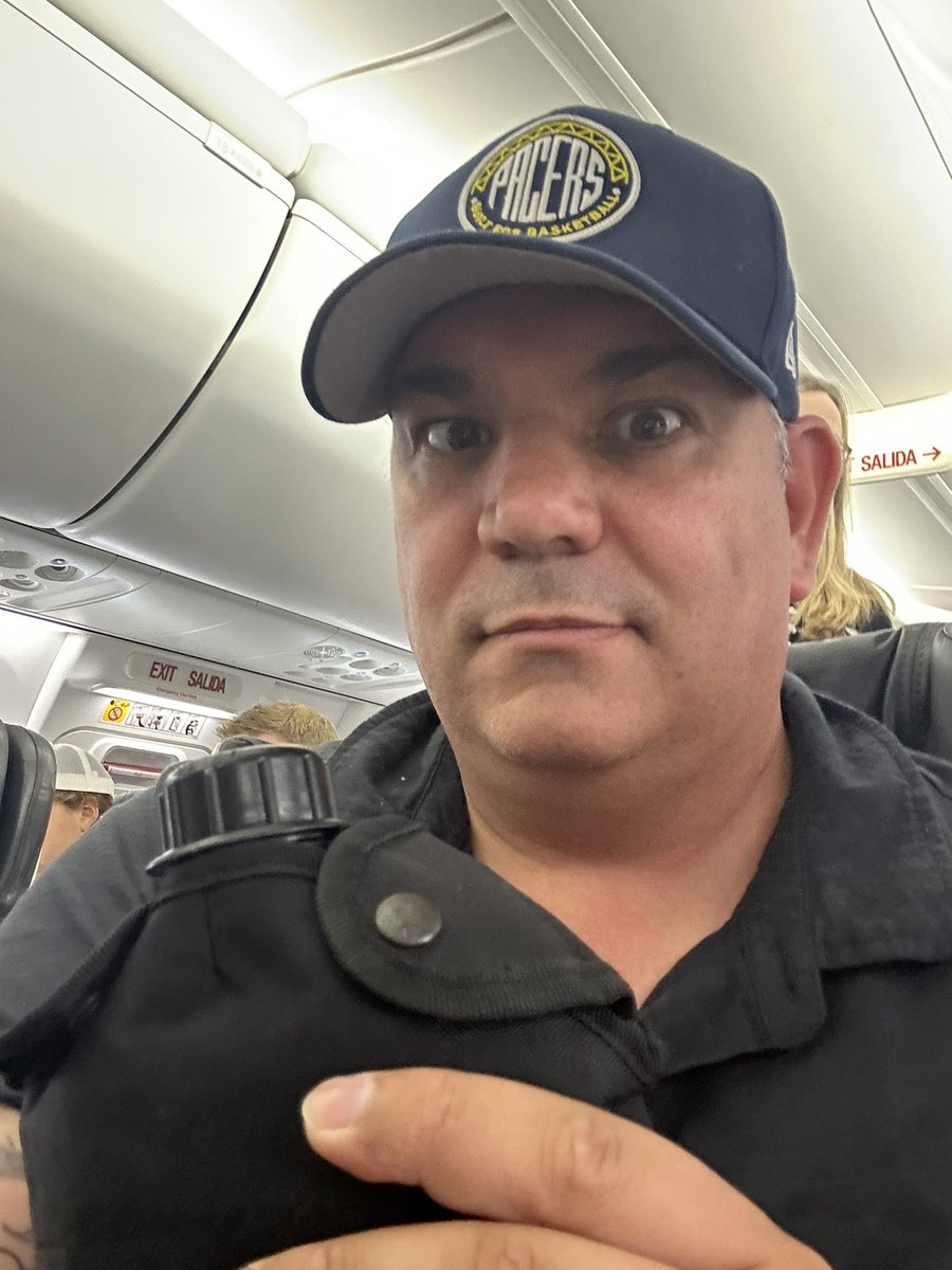 nicholasnewman's tweet photo. No plastic waste from this guy #FillBeforeYouFly @AlaskaAir https://t.co/LlTMm66MGF