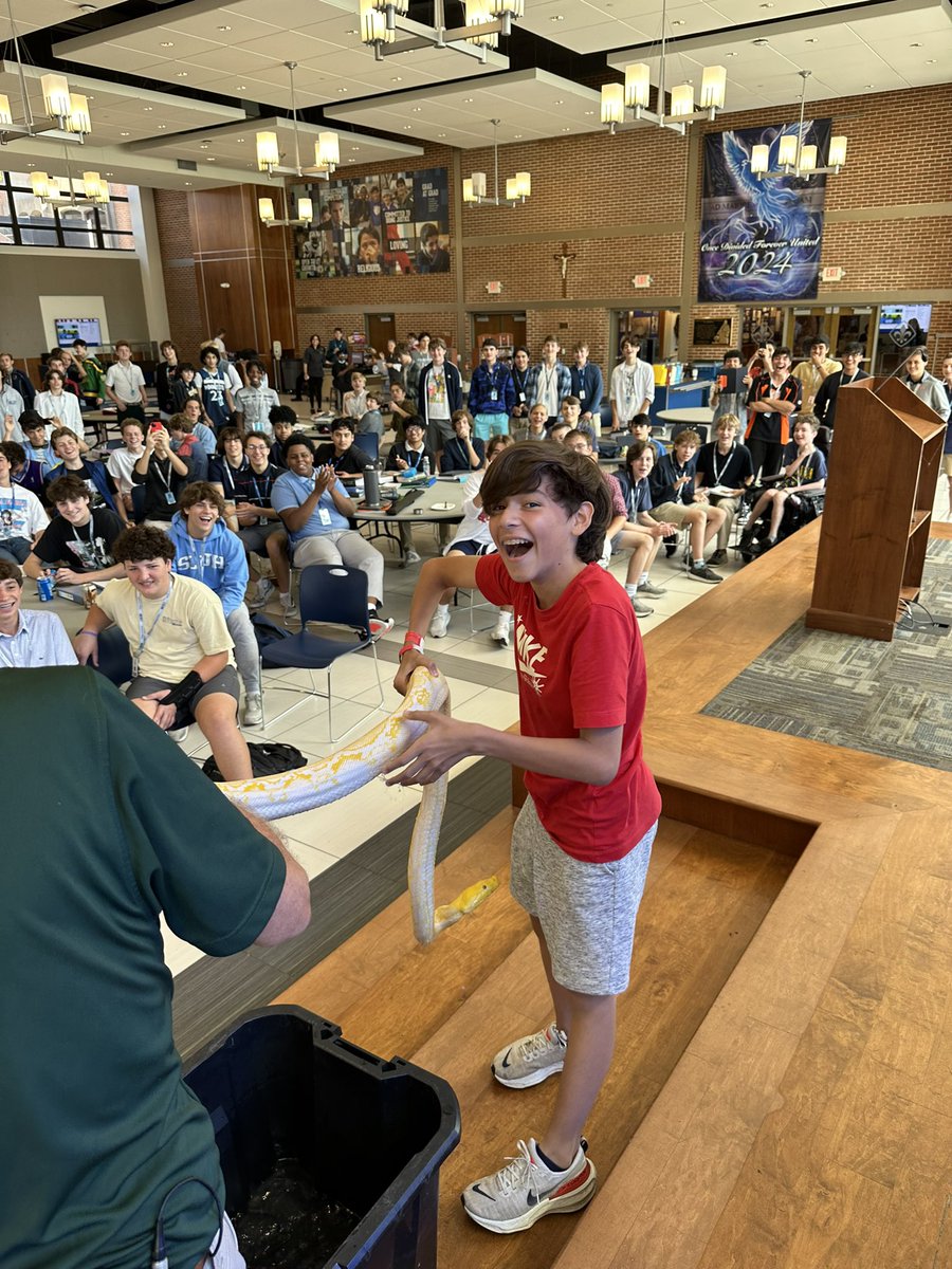 SLUHStudentLife's tweet image. Good times with Serengeti Steve on day one of Spirit Week! @SLUHSTUCO