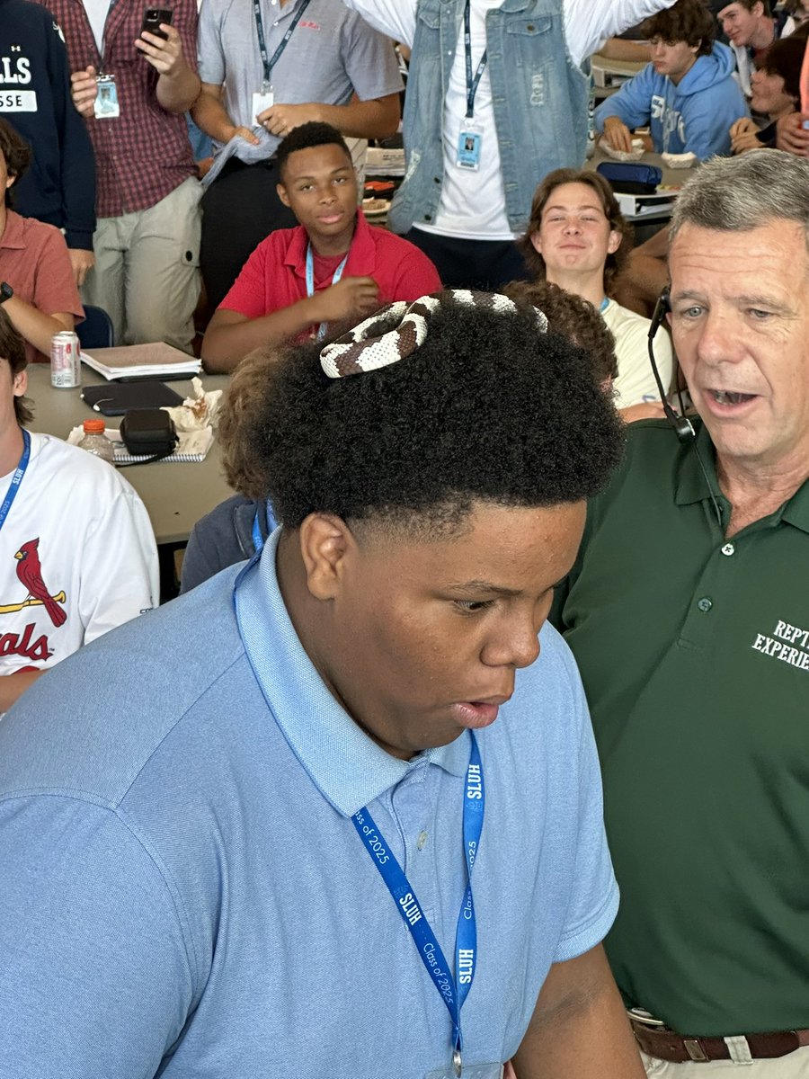 SLUHStudentLife's tweet image. Good times with Serengeti Steve on day one of Spirit Week! @SLUHSTUCO