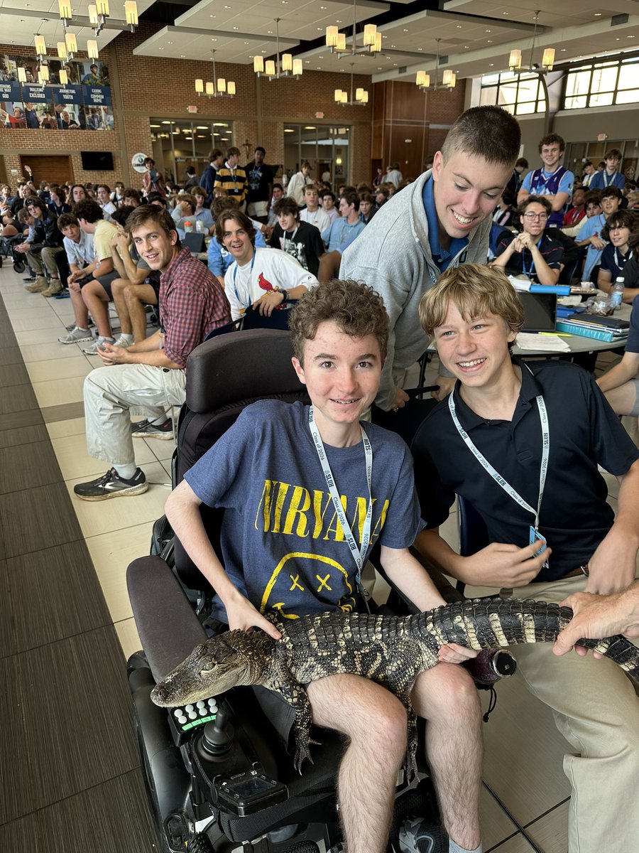 SLUHStudentLife's tweet image. Good times with Serengeti Steve on day one of Spirit Week! @SLUHSTUCO