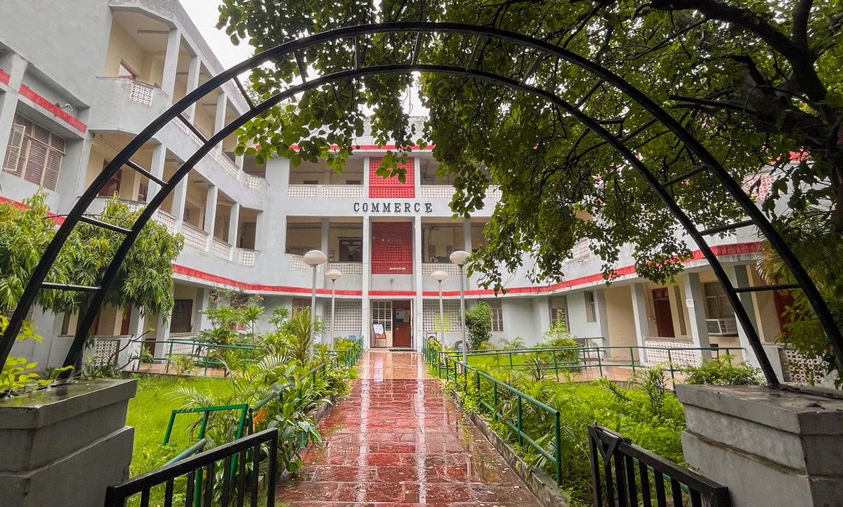 mbabadse's tweet photo. Elevate your career in 2023 with the MBA Business Analytics program at the Department of Commerce, Delhi School of Economics! Unlock a world of opportunities with our cutting-edge curriculum, industry-experienced faculty, and hands-on learning. #DSEMBA2023 #BusinessAnalytics #MBA https://t.co/RtbeB2nxZd