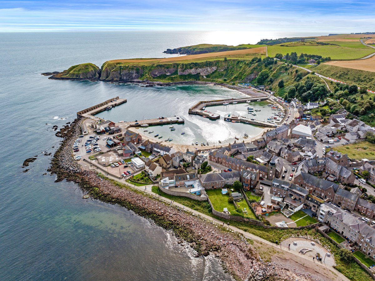 risingviews's tweet photo. Soaring over Stonehaven Harbour 🚁📸! Experience the blend of quaint fishing charm &amp; North Sea's rugged beauty. This drone shot embodies coastal Scotland's spirit 🌊🏴󠁧󠁢󠁳󠁣󠁴󠁿. Thoughts on Stonehaven? #Stonehaven #AerialPhotography #NorthSea #ScottishCoast #VisitScotland https://t.co/6uLI1V7CzH