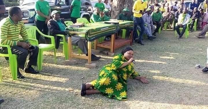 MmbettaJ's tweet photo. @IAMartin_ Ingekua alifanya kampeni kuomba kuchaguliwa kuwa Rais #pengine angekua na uchungu na maisha ya wananchi wanaoshindia mlo mmoja kwa siku kwa manati,.Tuilaumu sana #Katiba inayomkumbatia na kulinda Rais hata akiamua kutuuza wote #hakuna wakumuhoji ,#KatibaMpyaNilazima https://t.co/6C5o0suVkn