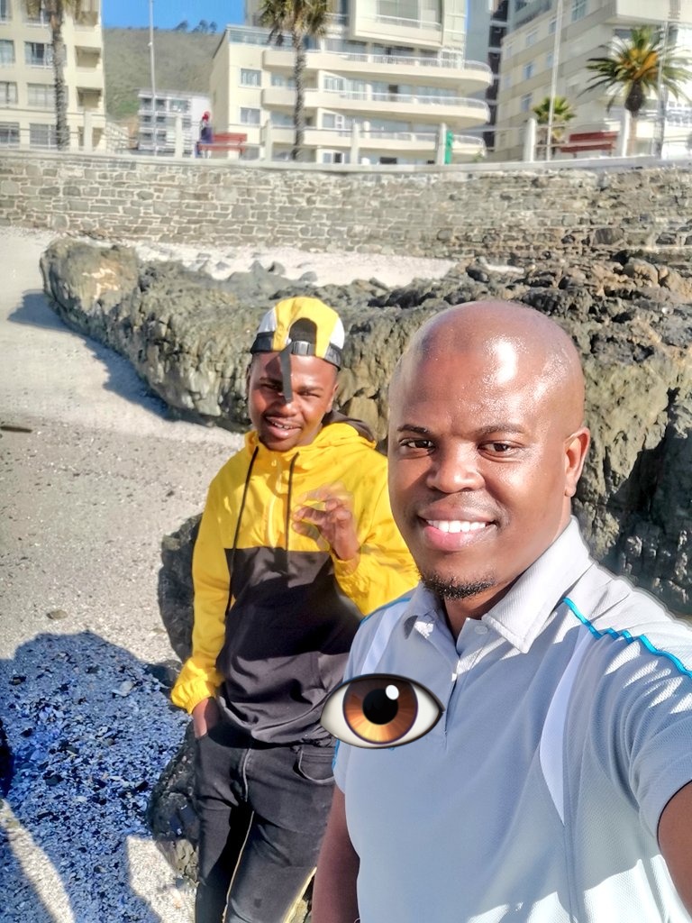 ThabangMaliba_'s tweet image. I thought I&apos;m strong but I can&apos;t take it anymore. The pain of losing my sibling is draining me