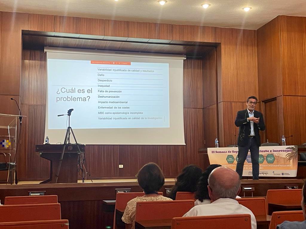 juliomayol's tweet photo. La seguridad del paciente debe ser parte constitutiva de la asistencia sanitaria. No hay que hacer más para unos pocos, hay que hacerlo mejor para todos. #SecPac - Hoy en el Hospital Universitario Nuestra Señora de la Candelaria de #Tenerife https://t.co/IlanBzeoON