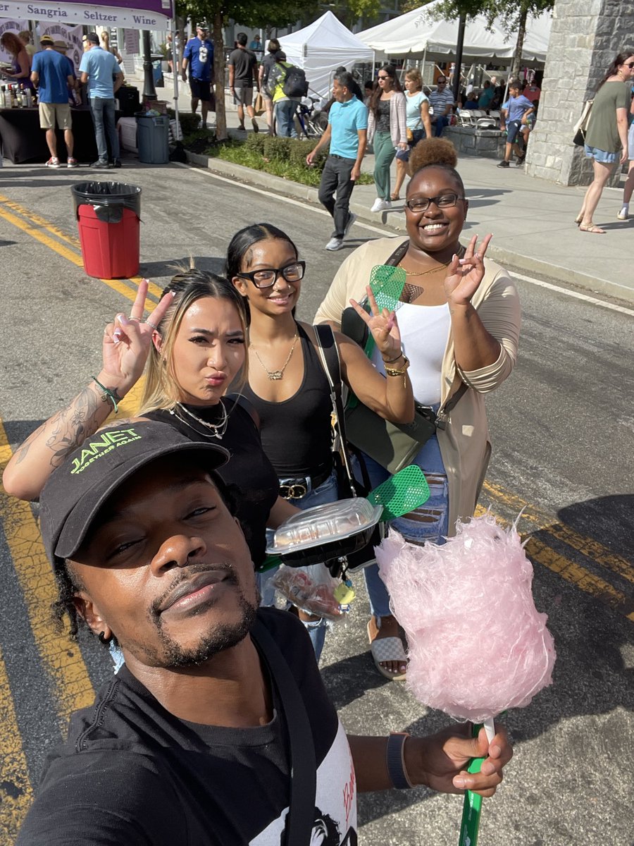 MrByrdEdS1's tweet photo. My girls are grown women now.  Time flies by.   They joined me for fun times at the Duluth Fall Festival. #goodoltimes https://t.co/YpvN6oefL7
