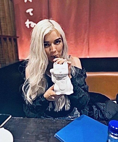 GalacticEraHT's tweet photo. The Brit having a meal. Now the question that may surface is who is she with? https://t.co/7ipOIOUd4C