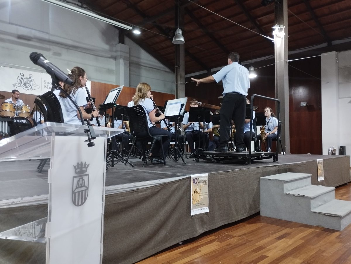 bandadebenissa's tweet photo. Després d'un cap de setmana molt intens gaudint de molta música i molt bona companyia 🎶🥰🎼, volem agrair a la banda de Parcent per haver compartit amb nosaltres aquests dos concerts💓. També donar les gràcies a tots vosaltres per donar-nos suport sempre😊
#SLMB #BandaDeBenissa https://t.co/WTNBkT1VkK