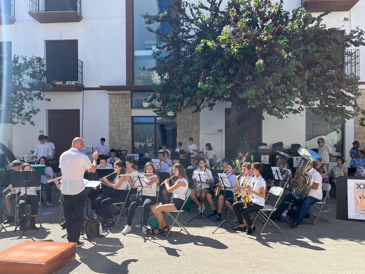 bandadebenissa's tweet photo. Després d'un cap de setmana molt intens gaudint de molta música i molt bona companyia 🎶🥰🎼, volem agrair a la banda de Parcent per haver compartit amb nosaltres aquests dos concerts💓. També donar les gràcies a tots vosaltres per donar-nos suport sempre😊
#SLMB #BandaDeBenissa https://t.co/WTNBkT1VkK
