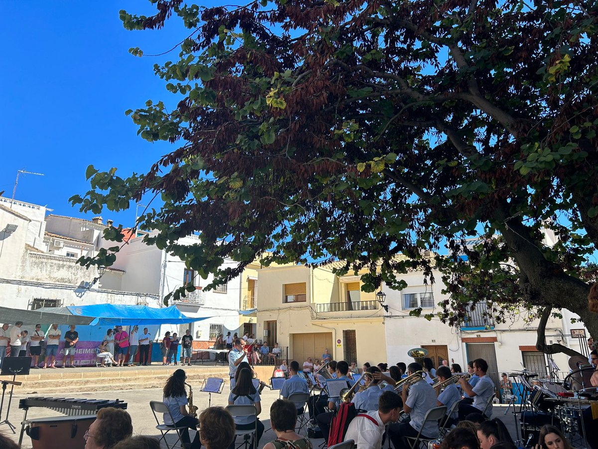 bandadebenissa's tweet photo. Després d'un cap de setmana molt intens gaudint de molta música i molt bona companyia 🎶🥰🎼, volem agrair a la banda de Parcent per haver compartit amb nosaltres aquests dos concerts💓. També donar les gràcies a tots vosaltres per donar-nos suport sempre😊
#SLMB #BandaDeBenissa https://t.co/WTNBkT1VkK