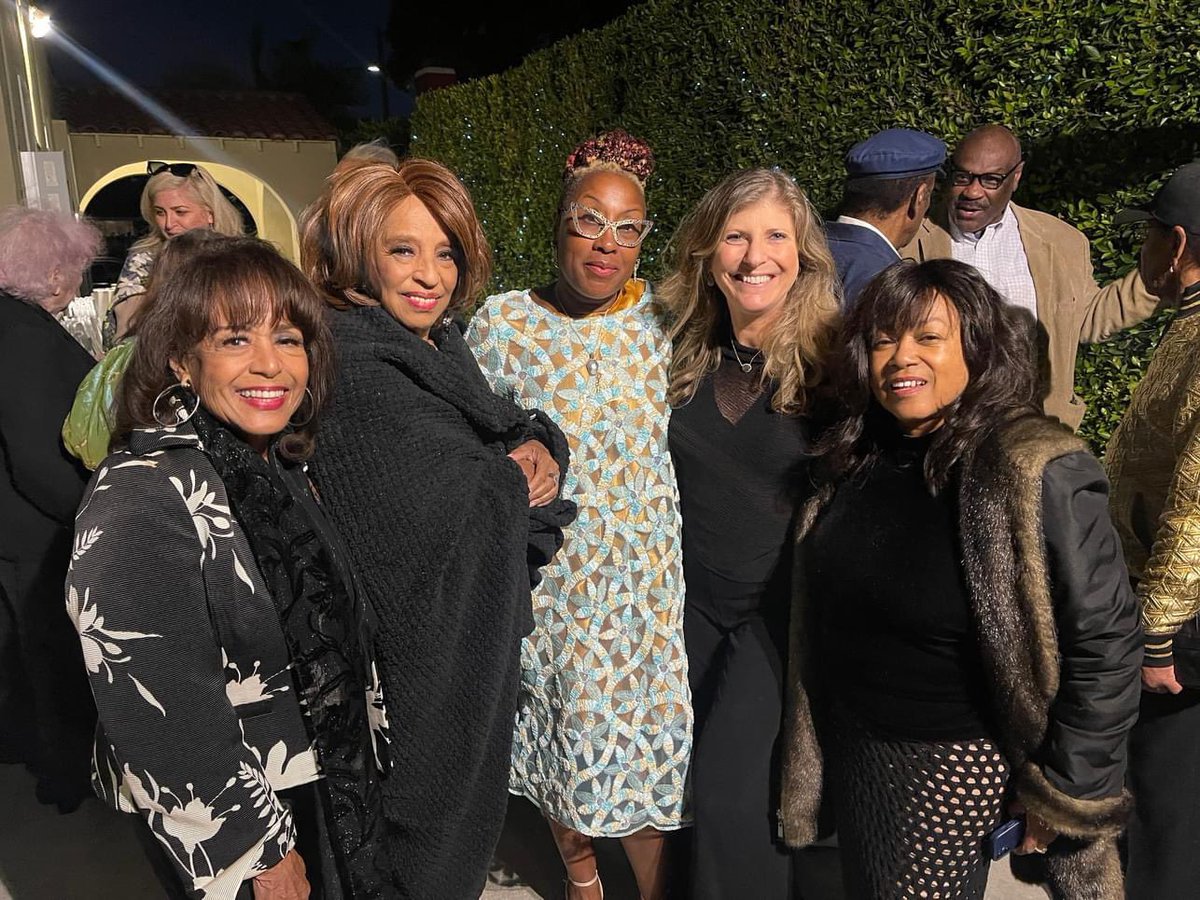 FormerSupremes's tweet photo. #scherriepayne & #susayegreene formerly of #thesupremes with #joycevinvent #formerladiesofthesupremesattend a private #meetandgreet for #estheraustinglobal #turningpointmagazine - also in attendance was John (Sly) Wilson of #SlySlickWicked https://t.co/pj7Vdaj632