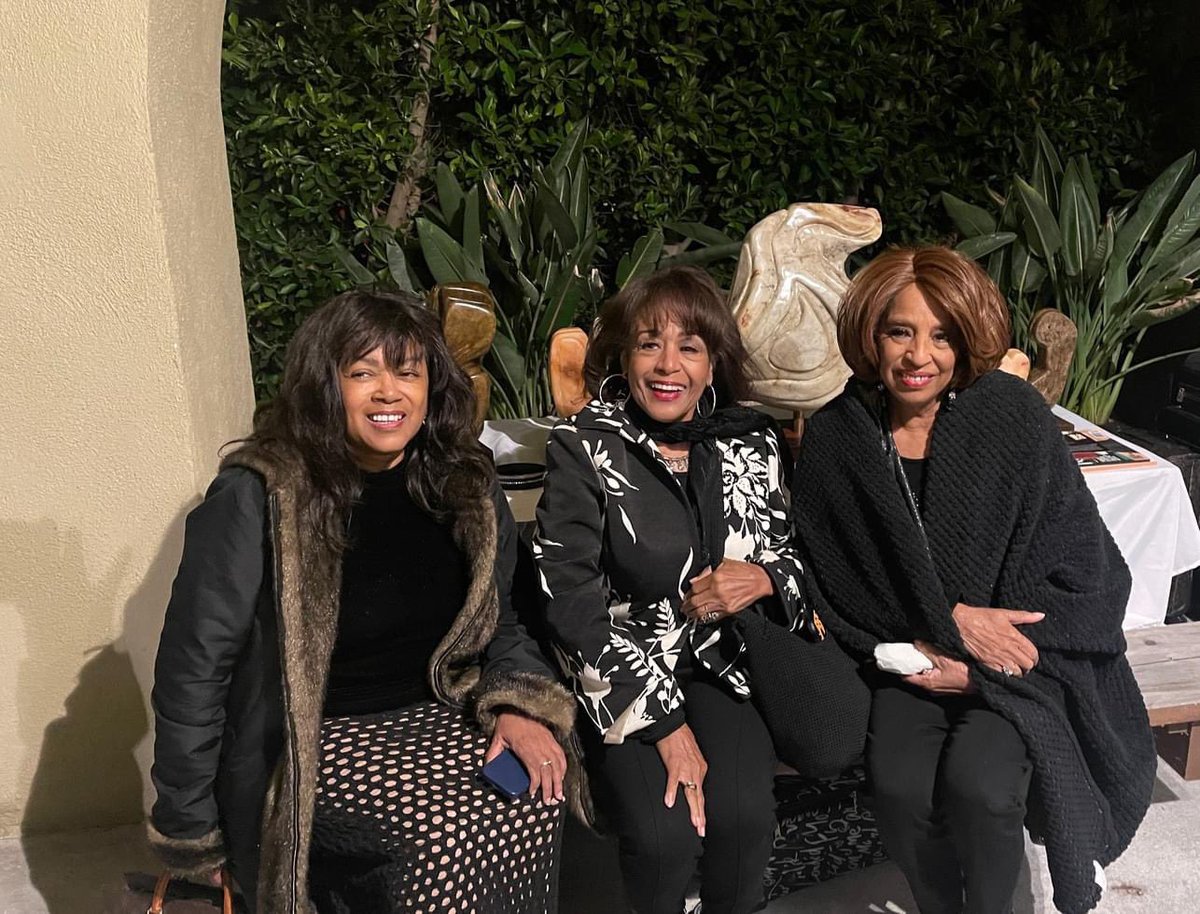 FormerSupremes's tweet photo. #scherriepayne & #susayegreene formerly of #thesupremes with #joycevinvent #formerladiesofthesupremesattend a private #meetandgreet for #estheraustinglobal #turningpointmagazine - also in attendance was John (Sly) Wilson of #SlySlickWicked https://t.co/pj7Vdaj632