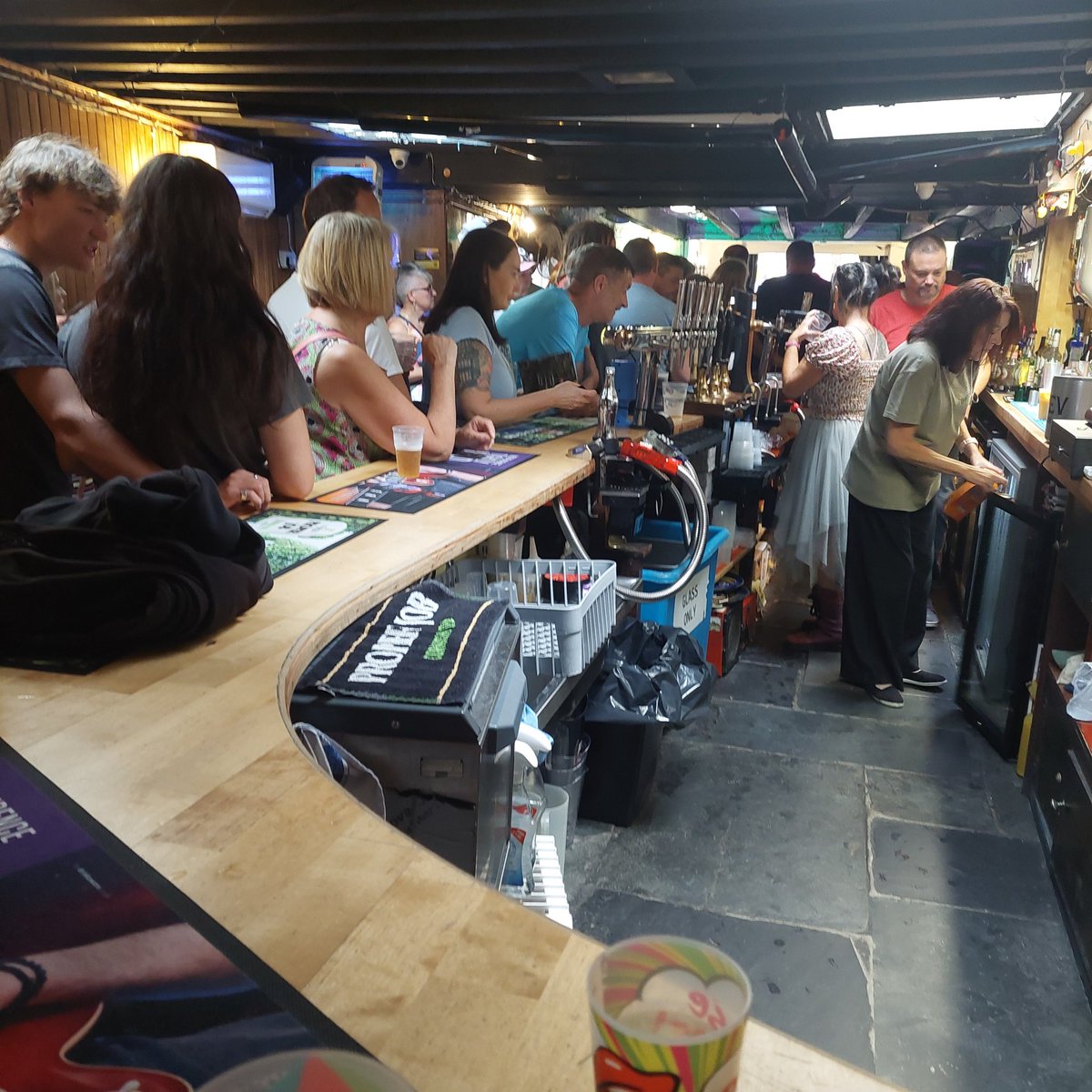 QueuesPub's tweet image. Big shout out to the pubs fighting back

Hackney Church Brewery, Hackney
Headroom House, Leeds
Wolf at the Door, Manchester
Bullers, Looe