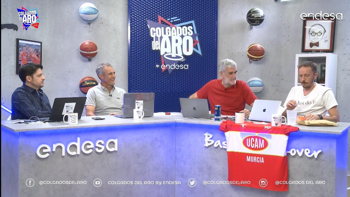 ♥️ Nuestro Socio de Honor @PabloLolaso muestra en directo en @colgadosdelaro la camiseta de nuestra Peña y el abono del @UCAMMurcia del que le hemos hecho entrega! Aquí tienes tu casa Lolaso! Un abrazo‼️