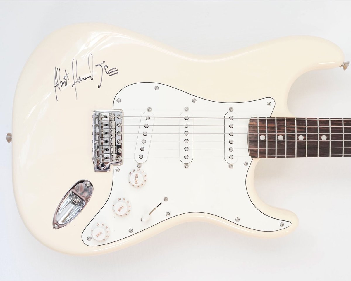 Another signed Fender Stratocaster auction, in support of Studios for Schools 🎸 ebay.com/itm/2562311441…