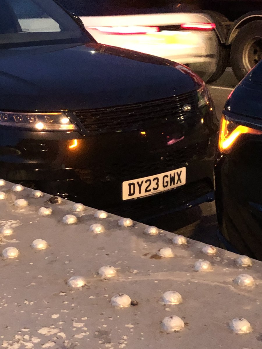 tele_text's tweet photo. @YPLAC @TfL @metpoliceuk 
Why is this allowed on Chelsea Bridge EVERY Tuesday around 7:00 pm? It’s double yellows. It’s a bus lane. Its next to the bus stop. It’s facing south in a northbound lane. It’s bloody dangerous. And there’s a car park 100 metres away in Battersea Park https://t.co/e7QN3DXGnx
