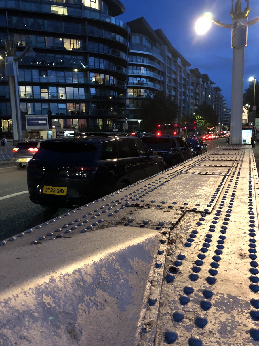 tele_text's tweet photo. @YPLAC @TfL @metpoliceuk 
Why is this allowed on Chelsea Bridge EVERY Tuesday around 7:00 pm? It’s double yellows. It’s a bus lane. Its next to the bus stop. It’s facing south in a northbound lane. It’s bloody dangerous. And there’s a car park 100 metres away in Battersea Park https://t.co/e7QN3DXGnx