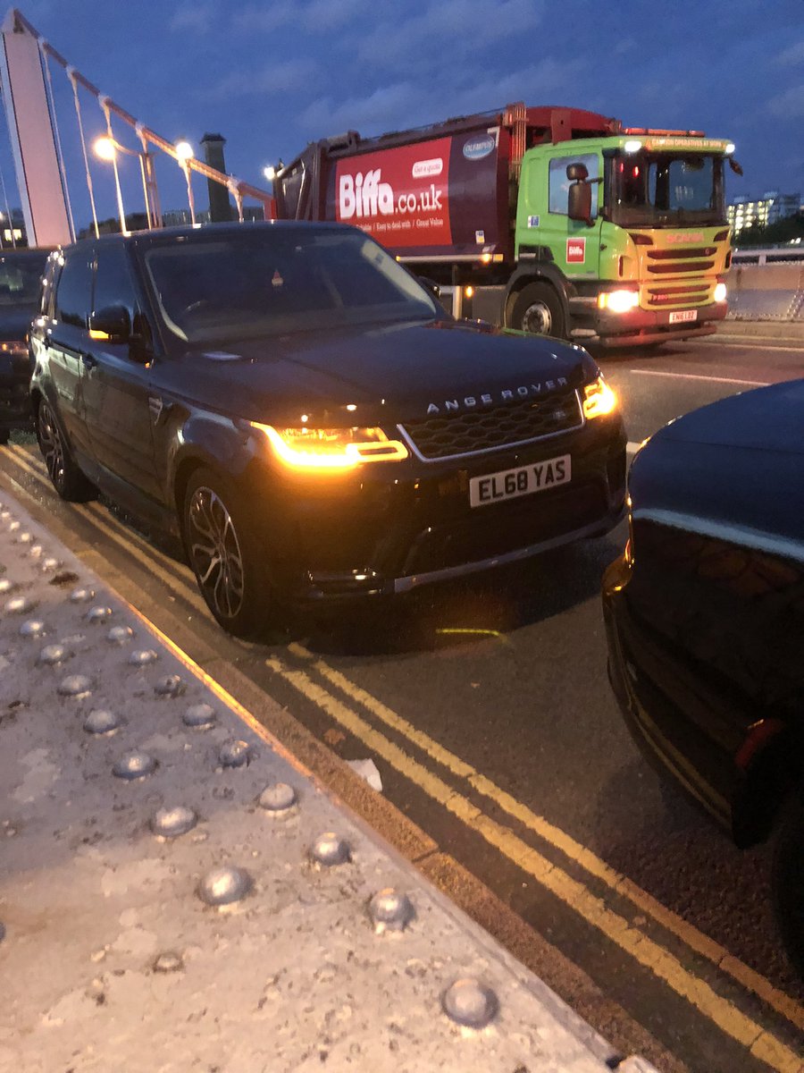 tele_text's tweet photo. @YPLAC @TfL @metpoliceuk 
Why is this allowed on Chelsea Bridge EVERY Tuesday around 7:00 pm? It’s double yellows. It’s a bus lane. Its next to the bus stop. It’s facing south in a northbound lane. It’s bloody dangerous. And there’s a car park 100 metres away in Battersea Park https://t.co/e7QN3DXGnx