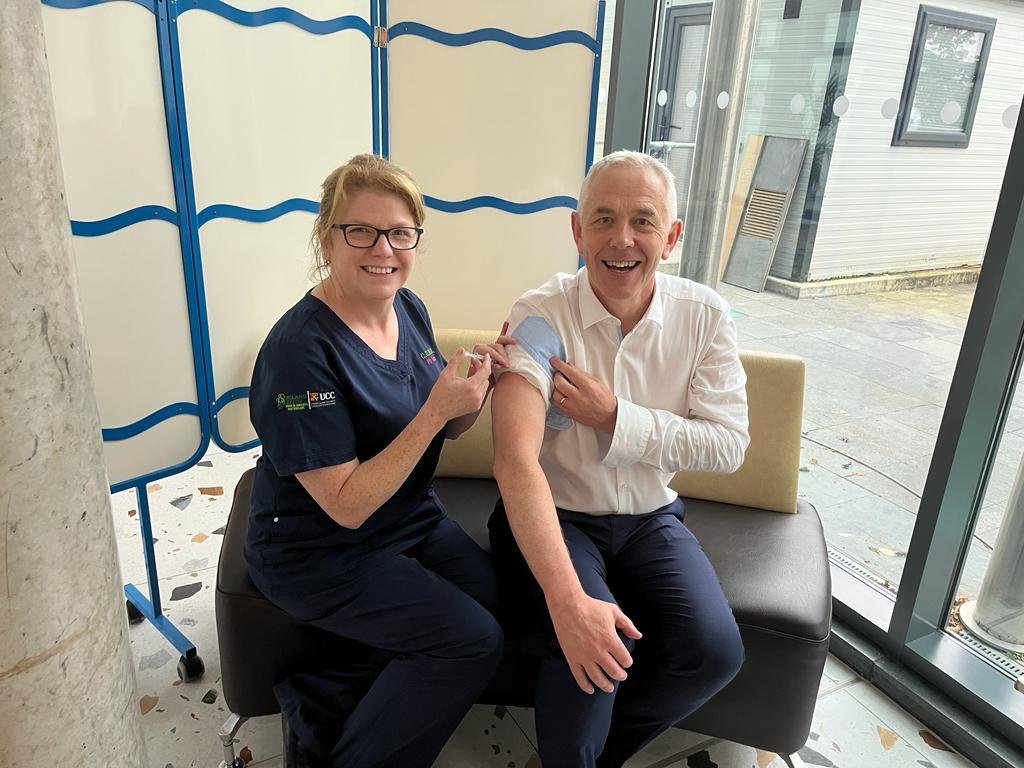 Our flu vaccination programme for staff is underway at CUMH. First in line to fight flu was @ProfJohnHiggins. Thank you to all of our vaccinators for doing a wonderful job. 

 #FluVaccine #ProtectYourself #ProtectOthers