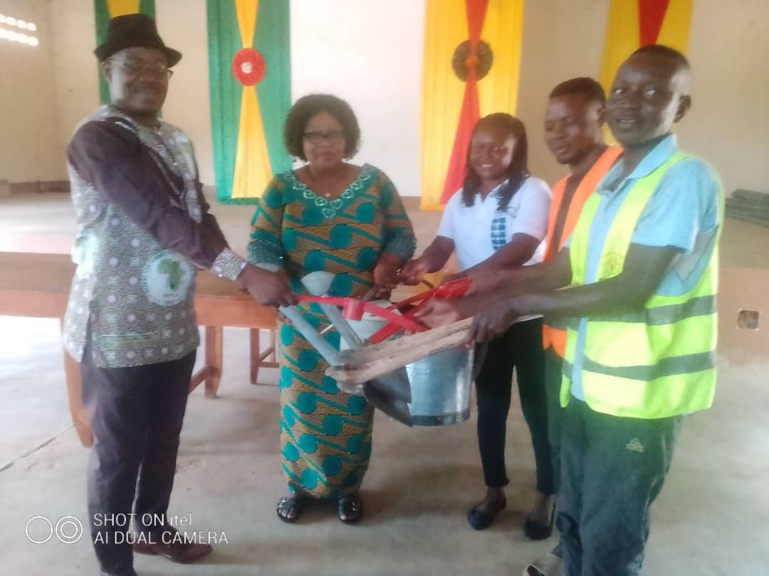 AtiotaTouni's tweet image. Les 30 #volontaires d'engagement citoyens (#VEC) et leur #animatrice sont en fin de mission dans la commune. L'occasion pour nous de leur témoigner nos remerciements pour leur dévouement pour la cause commune qu'est le développement de #Defalé.
@fct228 @2Doufelgou @GouvTg