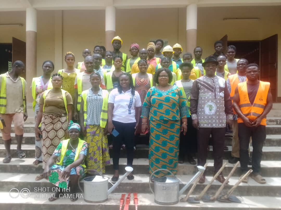 AtiotaTouni's tweet image. Les 30 #volontaires d'engagement citoyens (#VEC) et leur #animatrice sont en fin de mission dans la commune. L'occasion pour nous de leur témoigner nos remerciements pour leur dévouement pour la cause commune qu'est le développement de #Defalé.
@fct228 @2Doufelgou @GouvTg