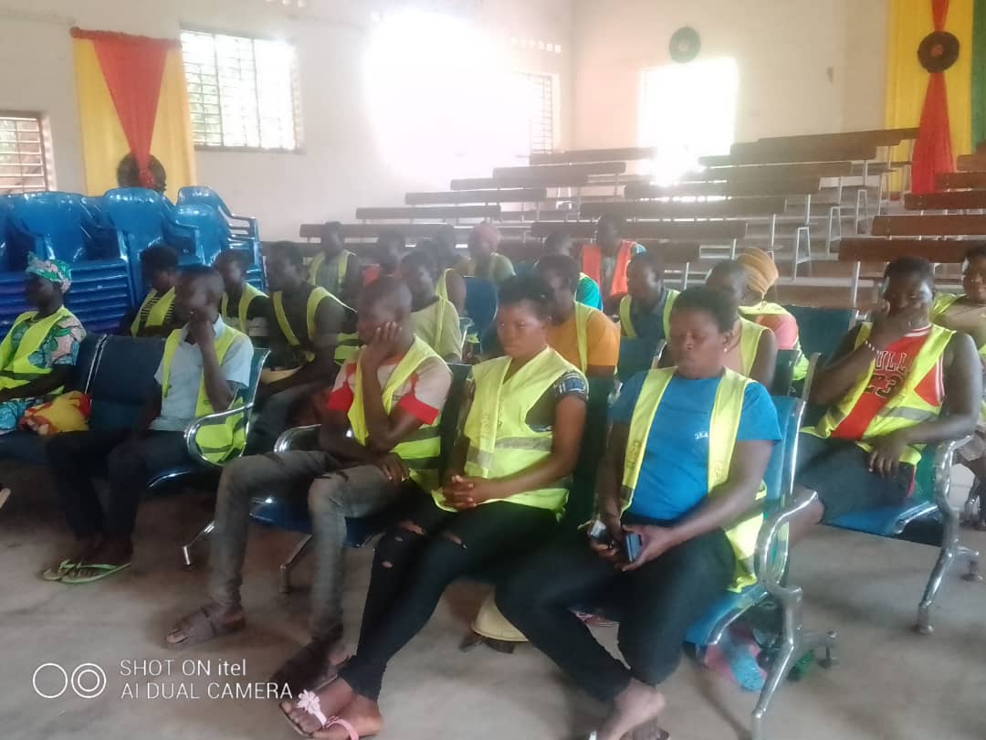 AtiotaTouni's tweet image. Les 30 #volontaires d'engagement citoyens (#VEC) et leur #animatrice sont en fin de mission dans la commune. L'occasion pour nous de leur témoigner nos remerciements pour leur dévouement pour la cause commune qu'est le développement de #Defalé.
@fct228 @2Doufelgou @GouvTg