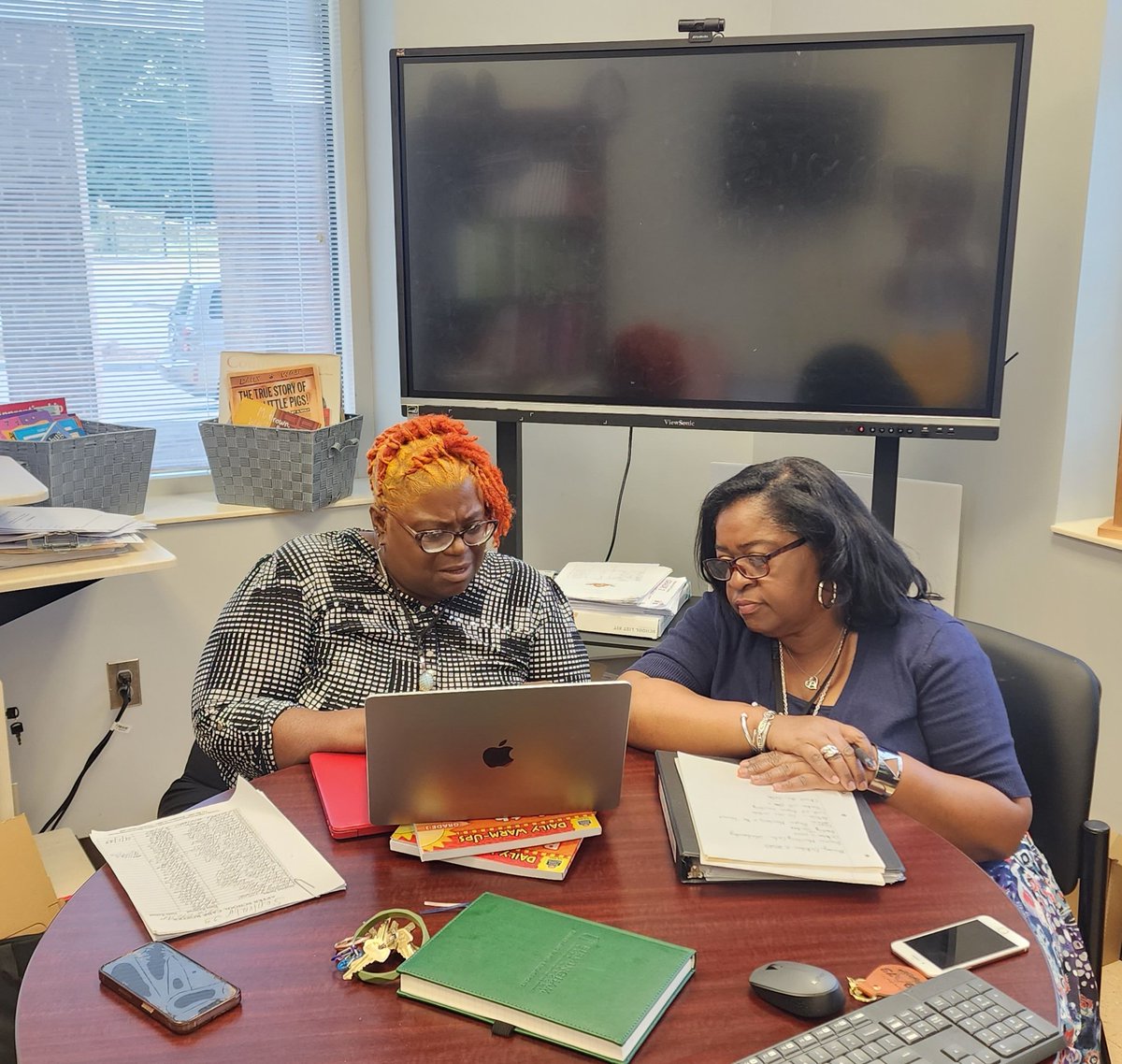 Oliver's ARI Coach and ESSR Coach planning to chart our students lowest deficit in reading during our next PLC meeting.  
#progressmonitoring
#oneteamonedream💛💚
#inchbyinchwearemoving