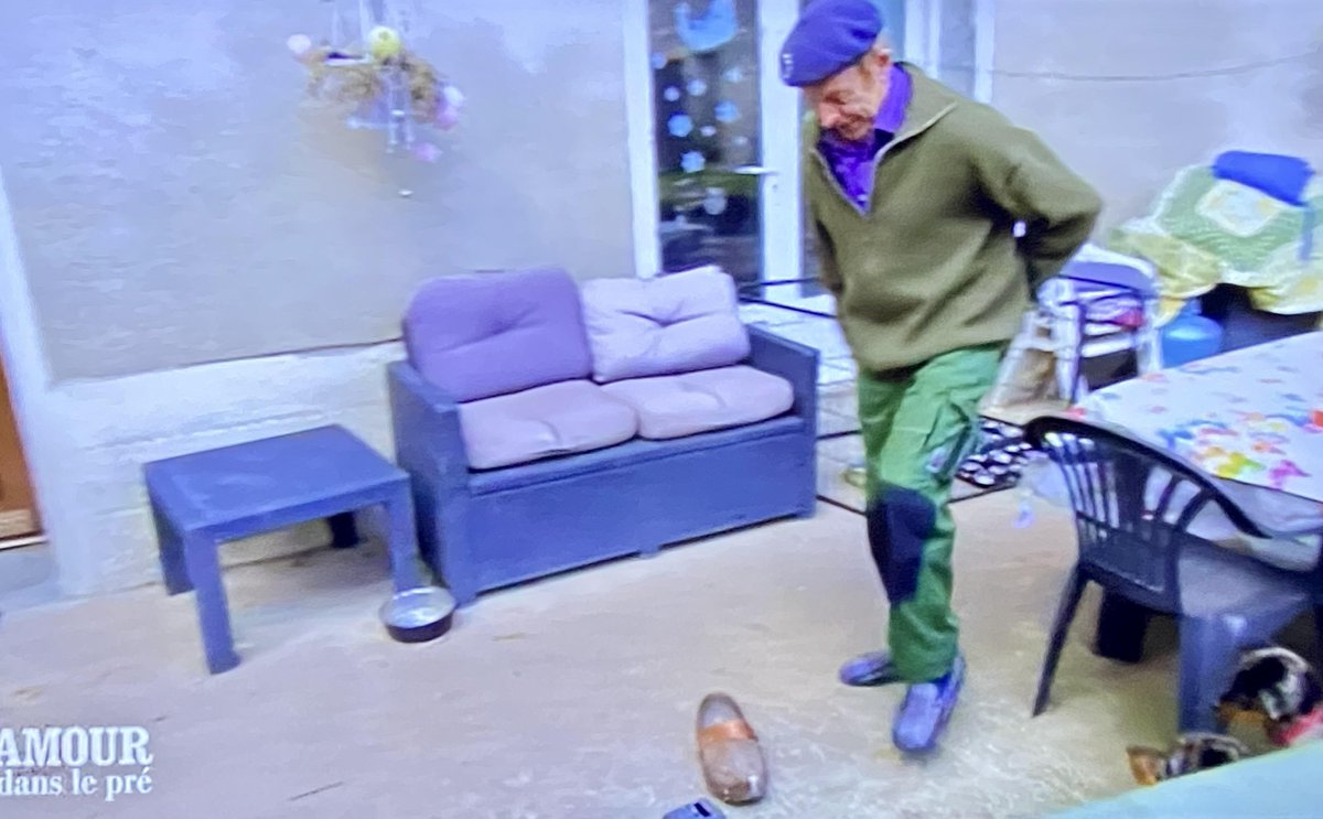 Wolframsko751's tweet photo. Le niveau ultime de l'insouciance ? 
Gicler ses sabots devant la porte de son date
et rentrer en pantoufles airmax

#adp23 #adp2023 https://t.co/5G7Ww4iiiz
