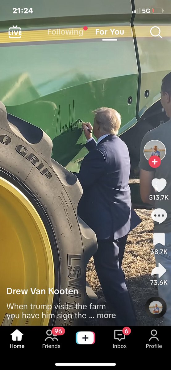 Trump zet z’n handtekening op een boeren tractor, wat een verschil met NL.