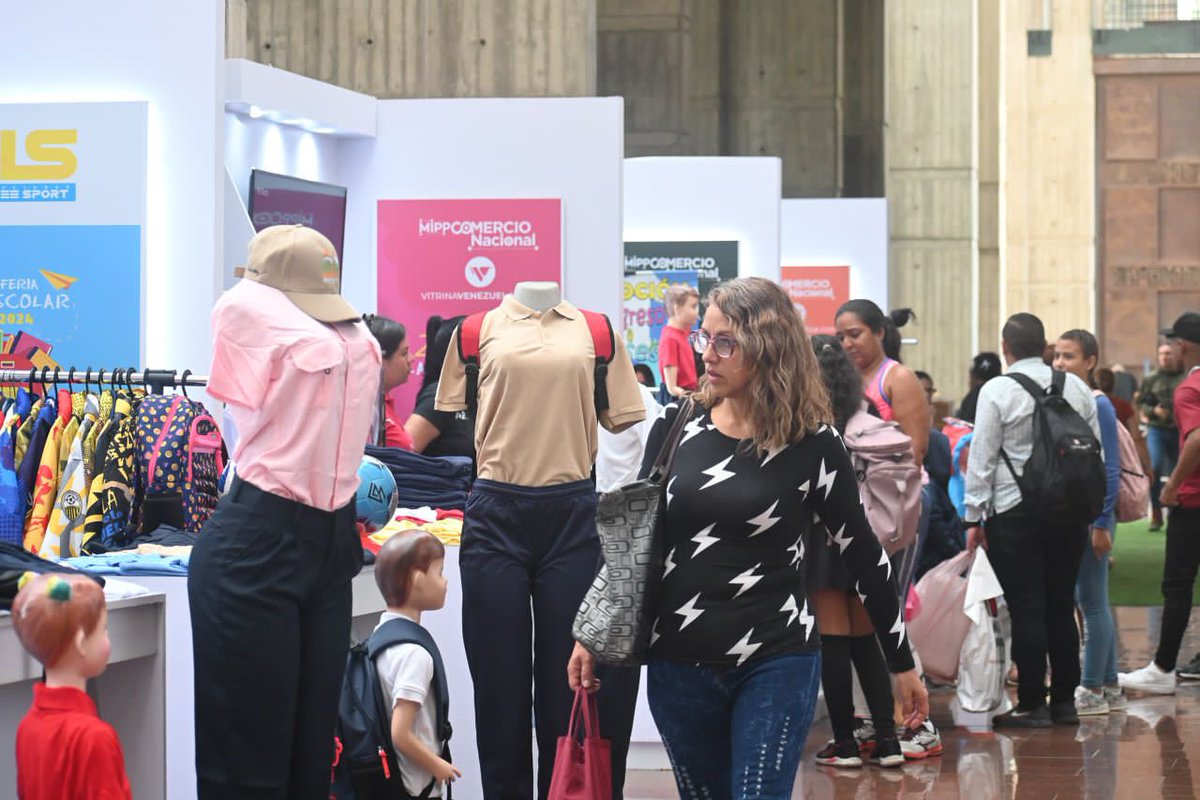 MinComNacional's tweet photo. Por instrucciones del presidente @NicolasMaduro, la "2da Expoferia Plan Escolar 2023-2024" se desplegó en toda #Venezuela y ha atendido a 146.890 personas.

#2Oct
#FelizLunes
#LlegaronLasClases https://t.co/iDapJT85LB