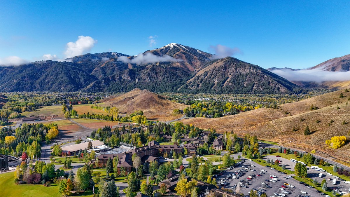 sunvalley's tweet photo. The colors of fall are met with a whisper of winter, and seasons collide in Sun Valley 🍂❄️

#seasonscollide 
#fallinthemountains 
#sunvalleystoke https://t.co/TNOoiJbrQc