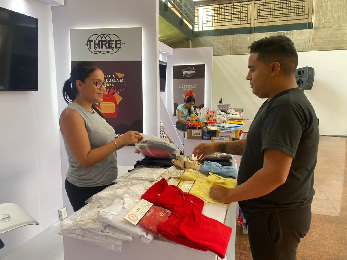 MinComNacional's tweet photo. A propósito del #RegresoAClases, las familias venezolanas que han adquirido uniformes, calzado y útiles escolares en la "2da Expoferia Plan Escolar 2023-2024" lograron un ahorro de entre 40% y 70%.

#2Oct 
#FelizLunes
#LlegaronLasClases https://t.co/khO2hzKEzE
