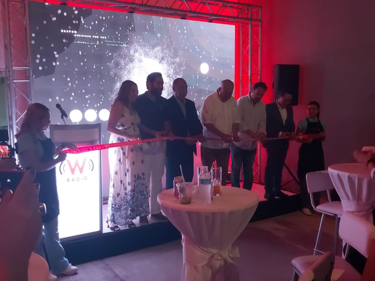 ComunicaBCS's tweet photo. Agradecemos la invitación a la inauguración de @WRadioLaPaz que inició operaciones en la ciudad de La Paz. Iliana Peralta y Héctor Romero, presidenta y vicepresidente, acudieron en representación del CLCCBCS. Le deseamos éxito a esta nueva estación encabezada por @GermanMedrano https://t.co/Dxfb7WnzJe