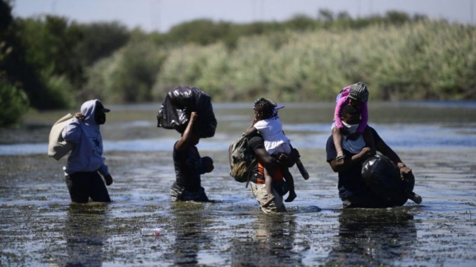 [INMIGRACIÓN ILEGAL] Miles de porteños intentan entrar a Córdoba cruzando la Laguna de Mar Chiquita desde el norte de la provincia arriesgado sus vidas.