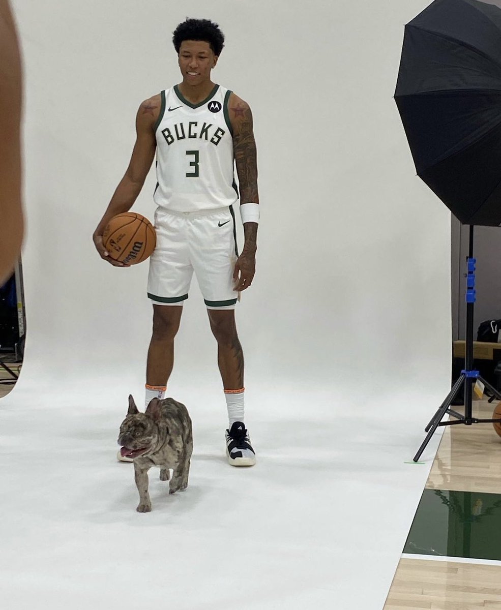 Bucks_Romania's tweet photo. @Marjon32 Plutoooo 💚🐶 https://t.co/7DO8XHEp0t