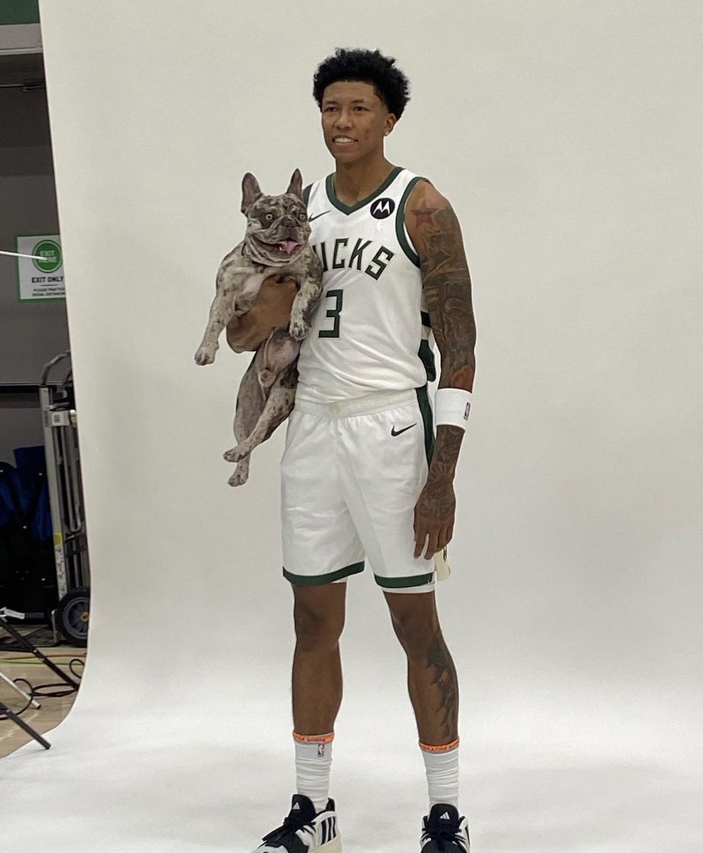 Bucks_Romania's tweet photo. @Marjon32 Plutoooo 💚🐶 https://t.co/7DO8XHEp0t